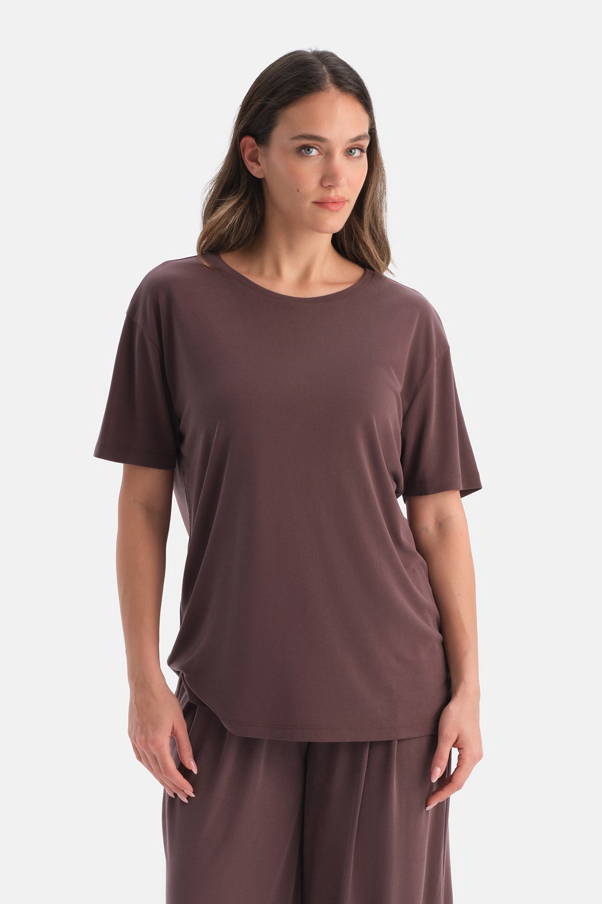 ARKASI DİKİŞ DETAYLI KISA KOLLU MODAL TİŞÖRT