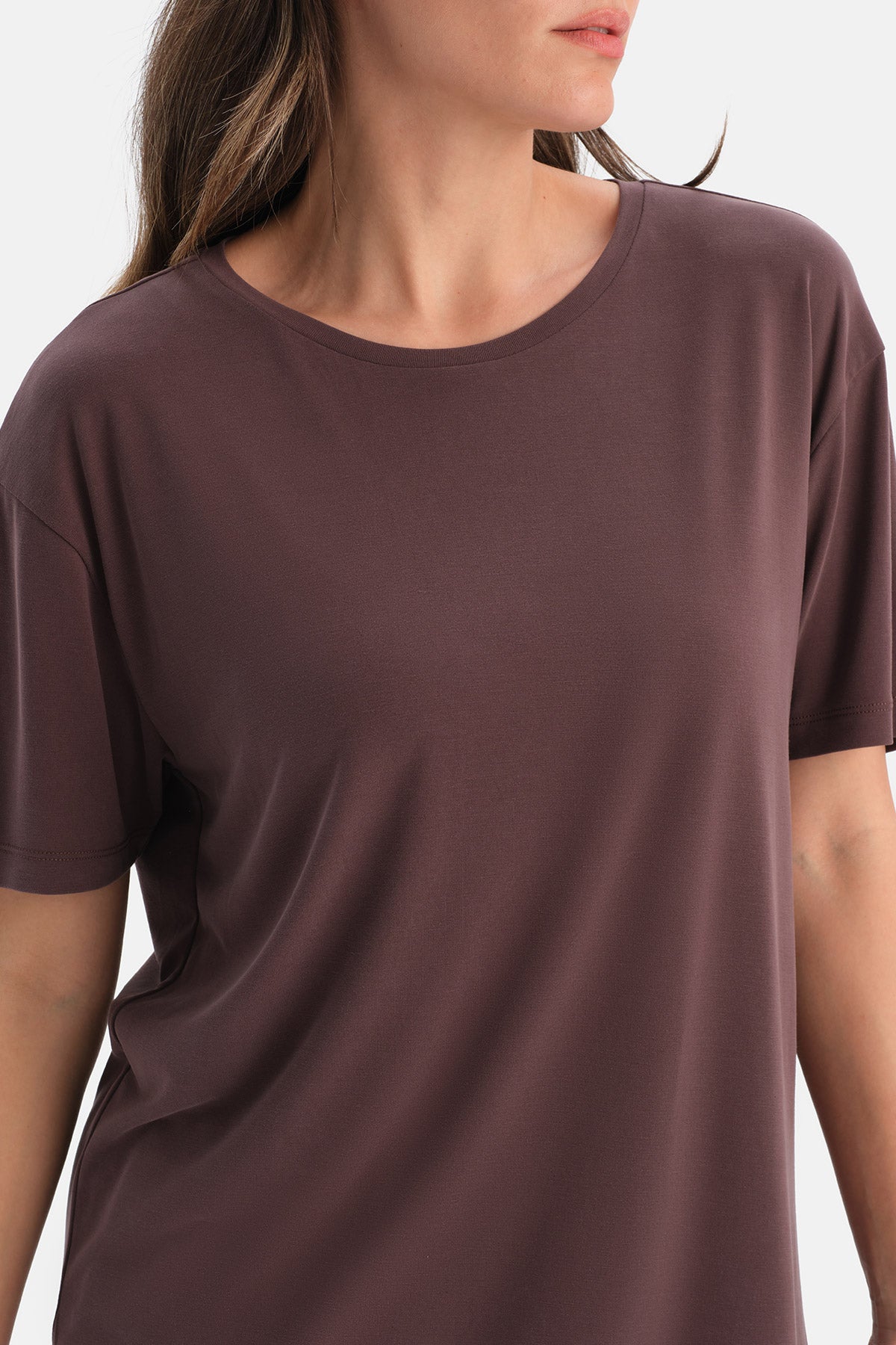 ARKASI DİKİŞ DETAYLI KISA KOLLU MODAL TİŞÖRT