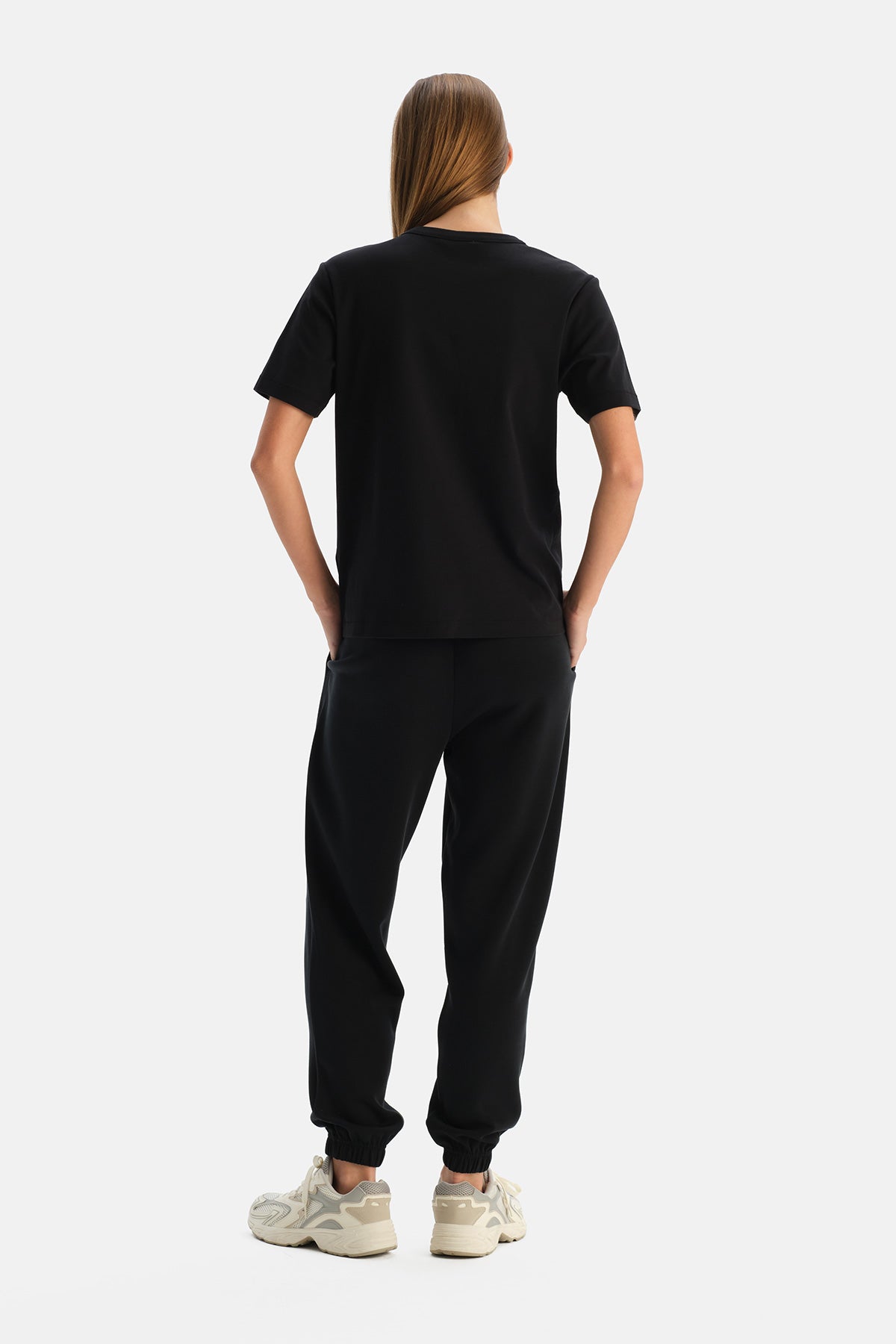 Siyah Bisiklet Yaka Pamuklu Tişört