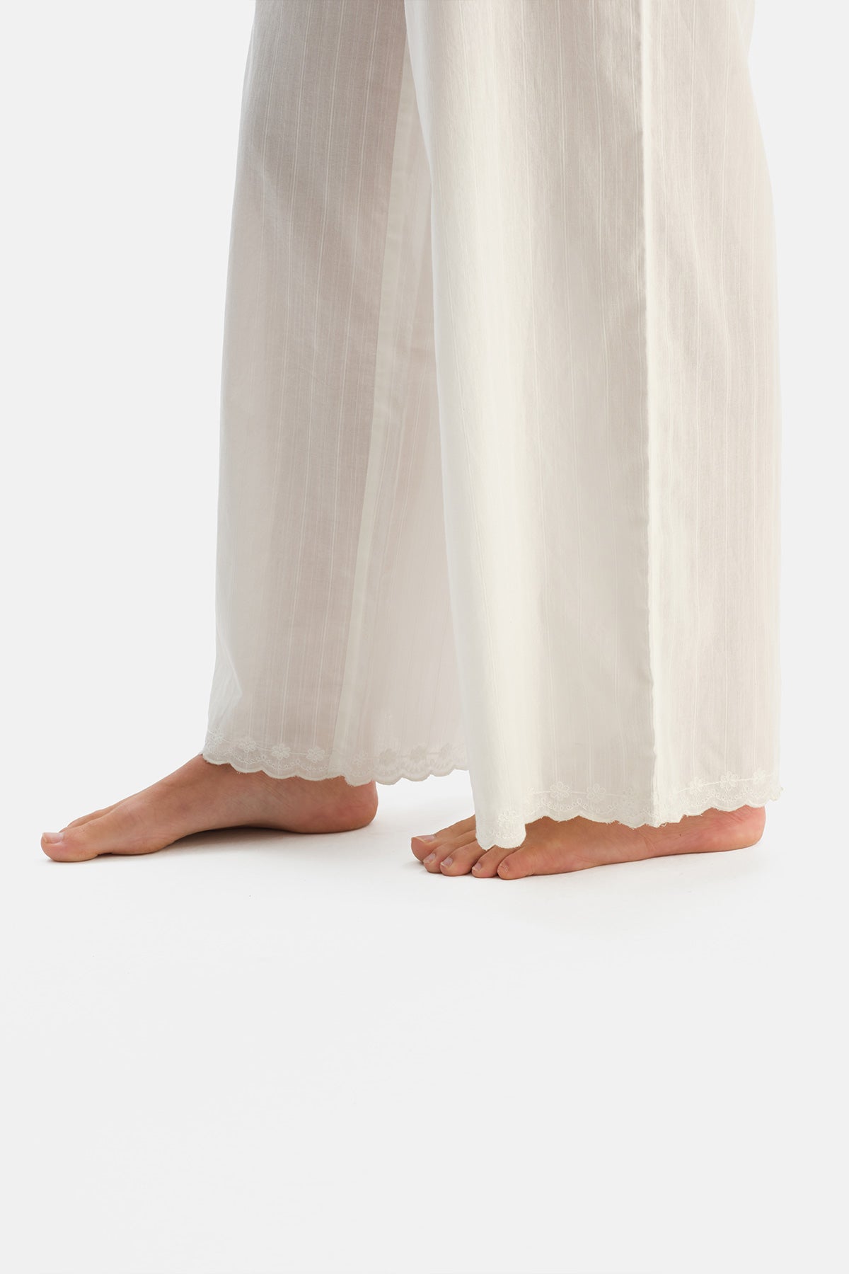 Beyaz Dantel Detaylı Dokuma Camisole Pantolon Pijama Takımı