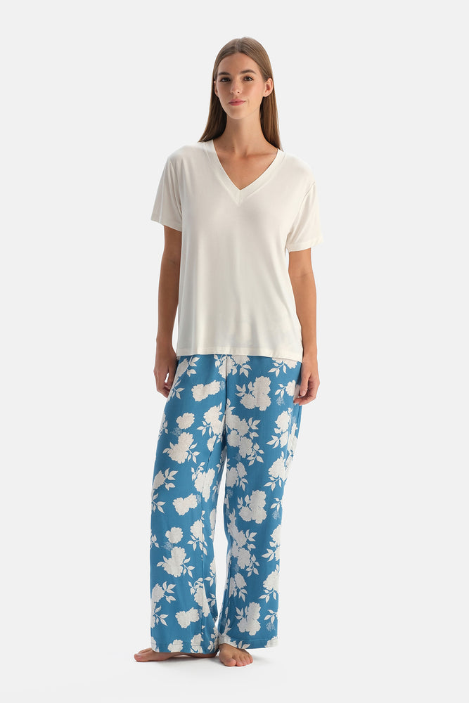 Beyaz V Yaka Kısa Kollu Dokuma Pijama Takımı