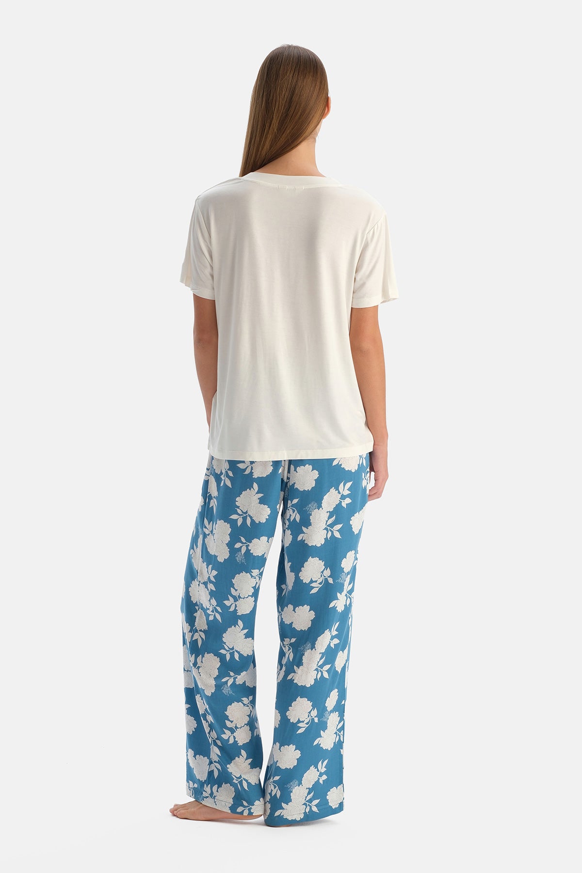 Beyaz V Yaka Kısa Kollu Dokuma Pijama Takımı