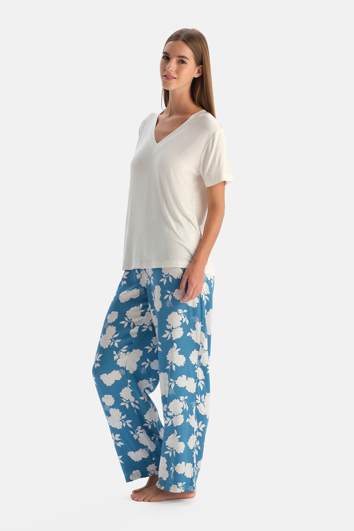 Beyaz V Yaka Kısa Kollu Dokuma Pijama Takımı