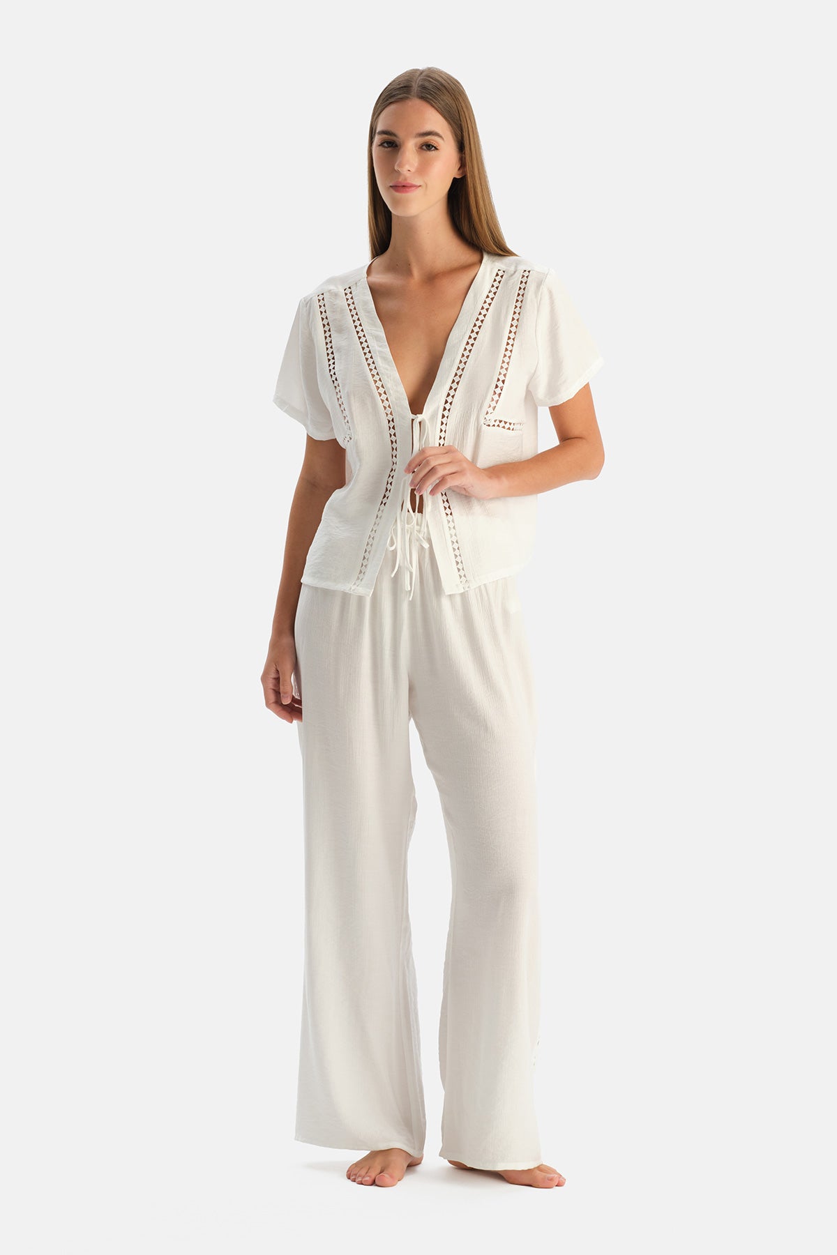 Beyaz Bağlama Detaylı Dokuma Pijama Takımı