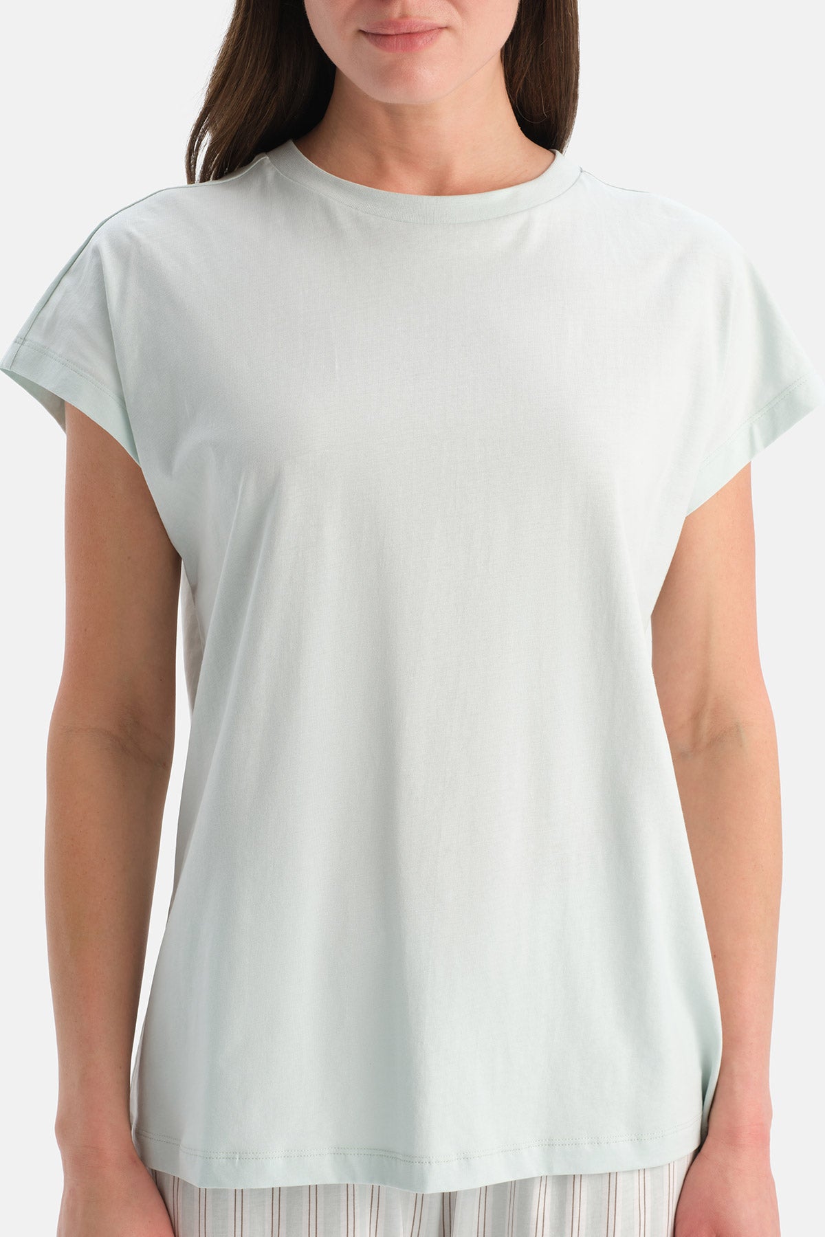 DÜŞÜK OMUZLU KISA KOLLU TİŞÖRT PANTOLON TAKIM