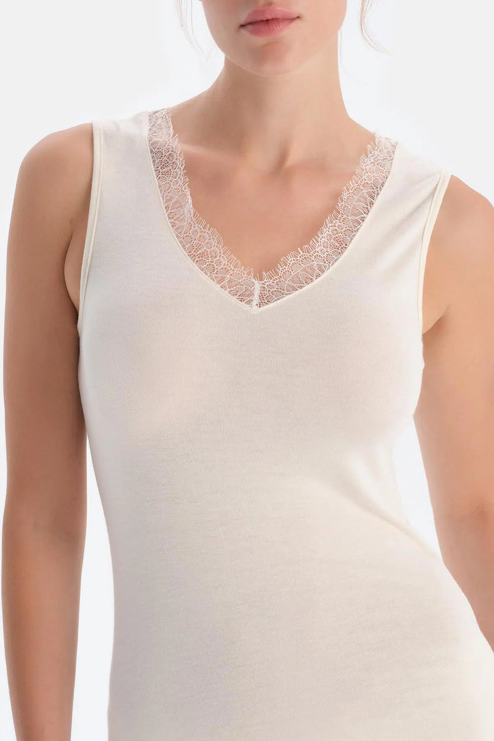 Ekru Modal Kaşmir Dantel Detaylı V Yaka Kolsuz Bluz