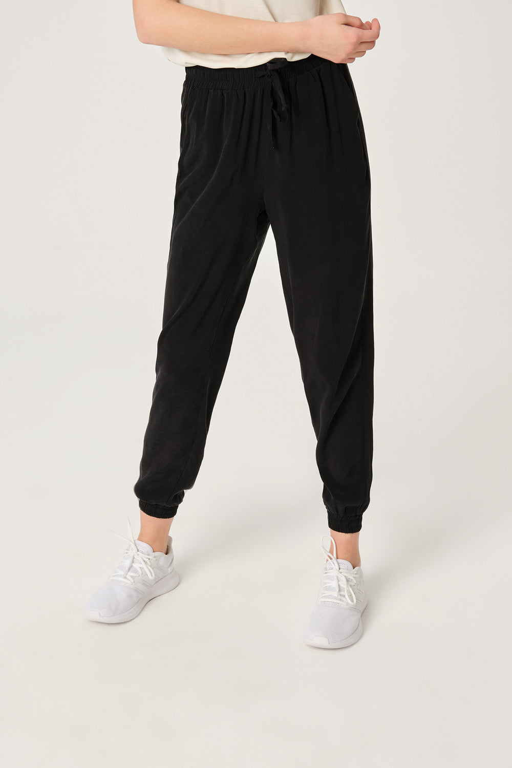 Siyah Lastik Paça Beli Bağcıklı Pantolon